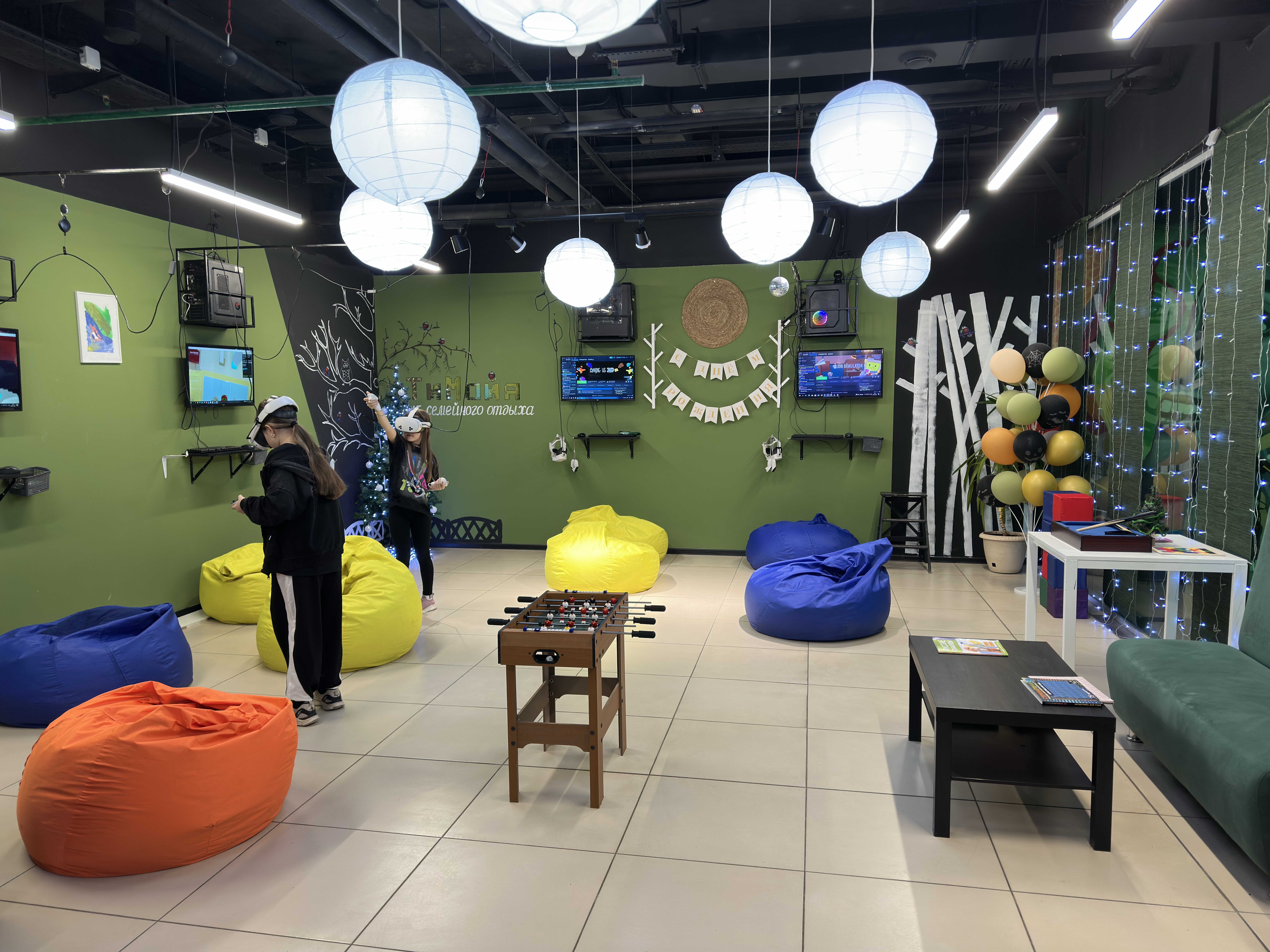 Зал клуба выполнен в приятном стиле